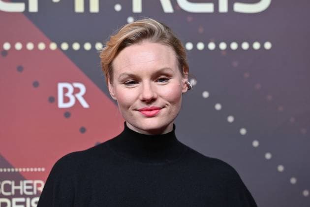 Rosalie THOMASS (Schauspielerin), Einzelbild,angeschnittenes Einzelmotiv,Portraet,Portrait,Porträt. Roter Teppich,Red Carpet,Bayerischer Filmpreis 2023 am 19.09.2024 im Prinzregententheater in Muenchen.