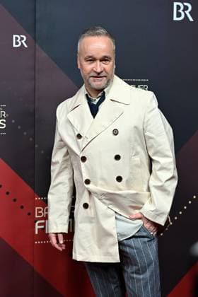Thomas DARCHINGER (Schauspieler), Einzelbild,angeschnittenes Einzelmotiv,Halbfigur,halbe Figur. Roter Teppich,Red Carpet,Bayerischer Filmpreis 2023 am 19.09.2024 im Prinzregententheater in Muenchen.
