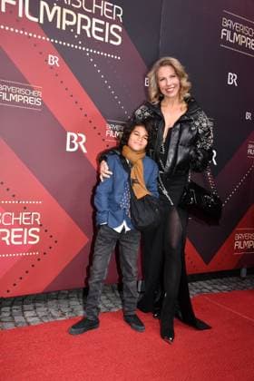 Stella Morvan und Sohn Sacha Verleihung des Bayerischen Filmpreis Prinzregenten Theater München 19. Januar 2024