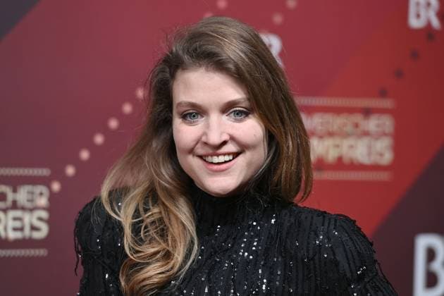 Lara MANDOKI (Schauspielerin), Einzelbild,angeschnittenes Einzelmotiv,Portraet,Portrait,Porträt. Roter Teppich,Red Carpet,Bayerischer Filmpreis 2023 am 19.09.2024 im Prinzregententheater in Muenchen.