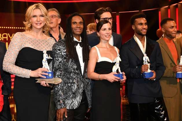 Veronica Ferres, Fabrice Morvan, Aylin Tezel, Simon Verhoeven, Tijan Njie und Elan Ben Ali bei der Verleihung des 45. Bayerischen Filmpreises 2023 im Prinzregententheater. München, 19.01.2024
