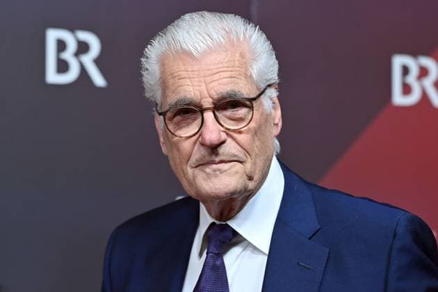 Sky Du Mont (Schauspieler), Einzelbild,angeschnittenes Einzelmotiv,Portraet,Portrait,Porträt. Roter Teppich,Red Carpet,Bayerischer Filmpreis 2023 am 19.09.2024 im Prinzregententheater in Muenchen.