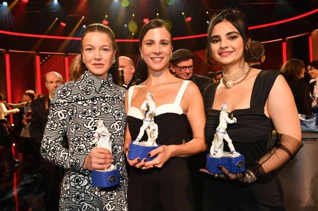 Hannah Herzsprung, Aylin Tezel und Bayan Layla bei der Verleihung des 45. Bayerischen Filmpreises 2023 im Prinzregententheater. München, 19.01.2024