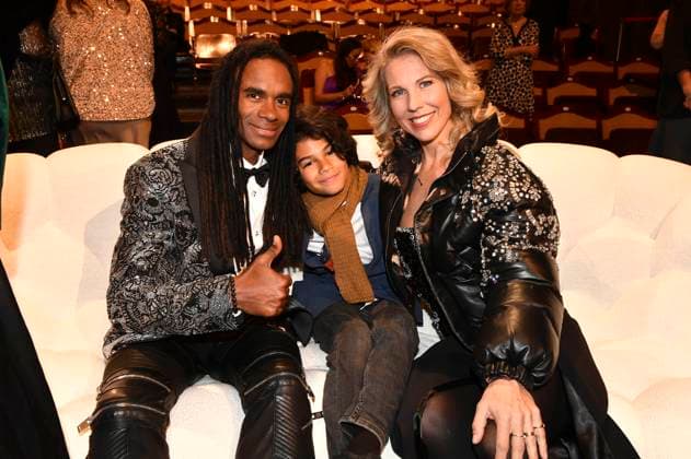 Fabrice Morvan mit Partnerin Tessa van der Steen und Sohn Sacha bei der Verleihung des 45. Bayerischen Filmpreises 2023 im Prinzregententheater. München, 19.01.2024