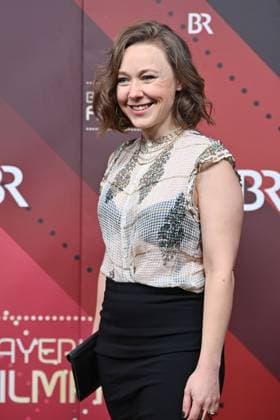 Claudia Lenzi (Schauspielerin), Einzelbild,angeschnittenes Einzelmotiv,Halbfigur,halbe Figur. Roter Teppich,Red Carpet,Bayerischer Filmpreis 2023 am 19.09.2024 im Prinzregententheater in Muenchen.
