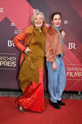 Jutta Seidel mit Begleitung Verleihung des Bayerischen Filmpreis Prinzregenten Theater München 19. Januar 2024