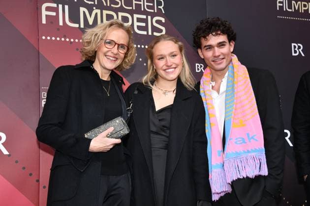 Juliane Köhler mit Tochter Jette Rösch und Sandro Madlener Verleihung des Bayerischen Filmpreis Prinzregenten Theater München 19. Januar 2024