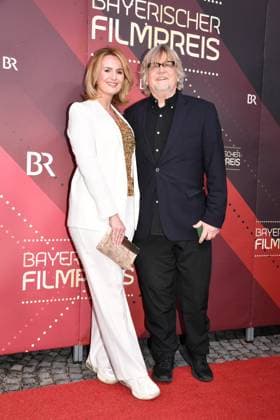 Martin Krug mit Begleitung Verleihung des Bayerischen Filmpreis Prinzregenten Theater München 19. Januar 2024