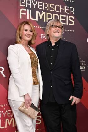 Martin Krug mit Begleitung Verleihung des Bayerischen Filmpreis Prinzregenten Theater München 19. Januar 2024