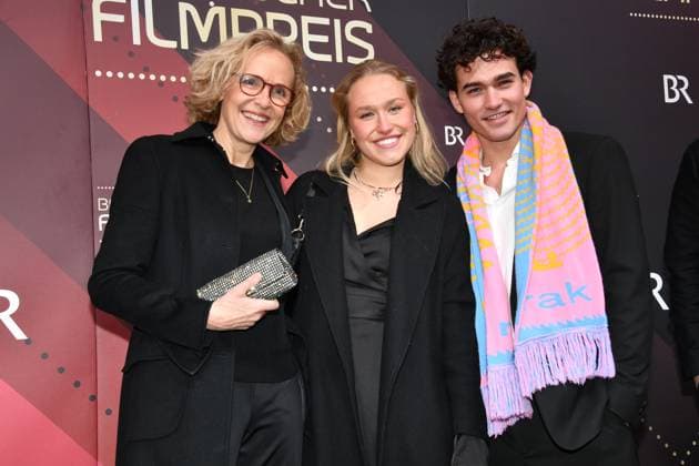 Juliane Köhler mit Tochter Jette Rösch und Sandro Madlener Verleihung des Bayerischen Filmpreis Prinzregenten Theater München 19. Januar 2024