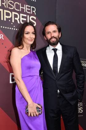 Quirin Berg mit Begleitung Verleihung des Bayerischen Filmpreis Prinzregenten Theater München 19. Januar 2024