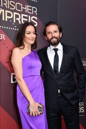 Quirin Berg mit Begleitung Verleihung des Bayerischen Filmpreis Prinzregenten Theater München 19. Januar 2024