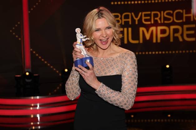 Bayerischer Filmpreis 2023 Ehrenpreisträgerin Veronica Ferres mit ihrem Pierrot. Verleihung des 45. Bayerischen Filmpreises 2023 am 19.01.2024 im Prinzregententheater in Münche. Bayern, Deutschland.