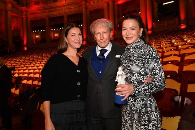 Bernd Herzsprung mit beiden Töchtern Hannah und Sarah Verleihung des Bayerischen Filmpreis Party Preisträger Prinzregenten Theater München 19. Januar 2024