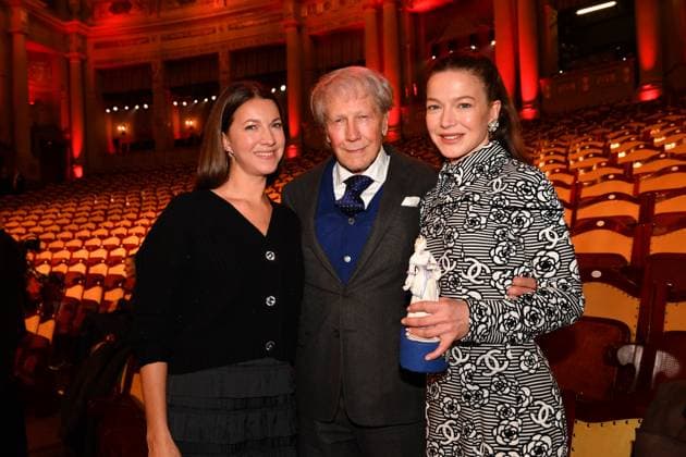 Bernd Herzsprung mit beiden Töchtern Hannah und Sarah Verleihung des Bayerischen Filmpreis Party Preisträger Prinzregenten Theater München 19. Januar 2024