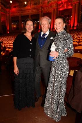 Bernd Herzsprung mit beiden Töchtern Hannah und Sarah Verleihung des Bayerischen Filmpreis Party Preisträger Prinzregenten Theater München 19. Januar 2024
