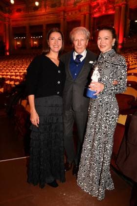 Bernd Herzsprung mit beiden Töchtern Hannah und Sarah Verleihung des Bayerischen Filmpreis Party Preisträger Prinzregenten Theater München 19. Januar 2024