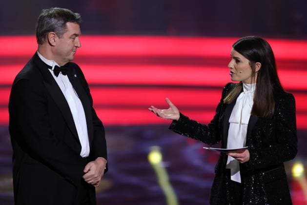Bayerischer Filmpreis 2023 Bayerischer Ministerpräsident Dr. Markus Söder mit Moderatorin Sandra Riess. Verleihung des 45. Bayerischen Filmpreises 2023 am 19.01.2024 im Prinzregententheater in Münche. Bayern, Deutschland.