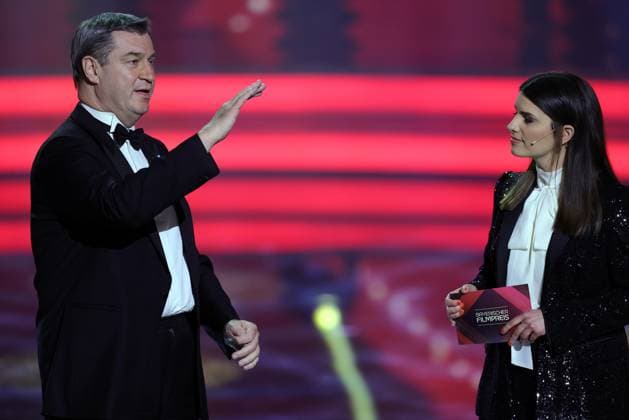 Bayerischer Filmpreis 2023 Bayerischer Ministerpräsident Dr. Markus Söder mit Moderatorin Sandra Riess. Verleihung des 45. Bayerischen Filmpreises 2023 am 19.01.2024 im Prinzregententheater in Münche. Bayern, Deutschland.