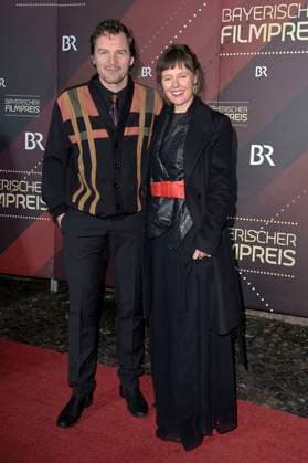Felix Klare mit Ehefrau Zora Thiessen bei der Verleihung des 45. Bayerischen Filmpreises 2023 im Prinzregententheater. München, 19.01.2024