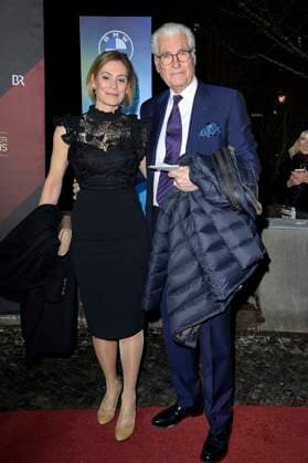Sky du Mont mit Partnerin Julia Schütze bei der Verleihung des 45. Bayerischen Filmpreises 2023 im Prinzregententheater. München, 19.01.2024