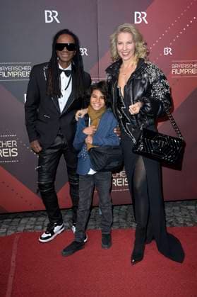 Fabrice Morvan mit Partnerin Tessa van der Steen und Sohn Sacha bei der Verleihung des 45. Bayerischen Filmpreises 2023 im Prinzregententheater. München, 19.01.2024