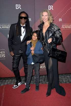 Fabrice Morvan mit Partnerin Tessa van der Steen und Sohn Sacha bei der Verleihung des 45. Bayerischen Filmpreises 2023 im Prinzregententheater. München, 19.01.2024
