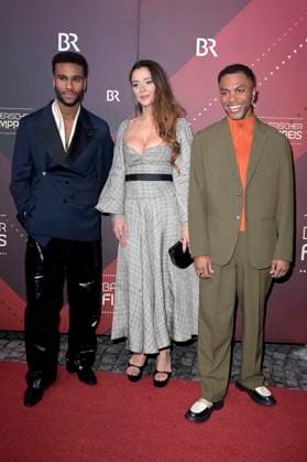 Tijan Njie, Bella Dayne und Elan Ben Ali bei der Verleihung des 45. Bayerischen Filmpreises 2023 im Prinzregententheater. München, 19.01.2024