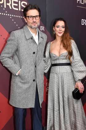 Simon Verhoeven und Bella Dayne bei der Verleihung des 45. Bayerischen Filmpreises 2023 im Prinzregententheater. München, 19.01.2024