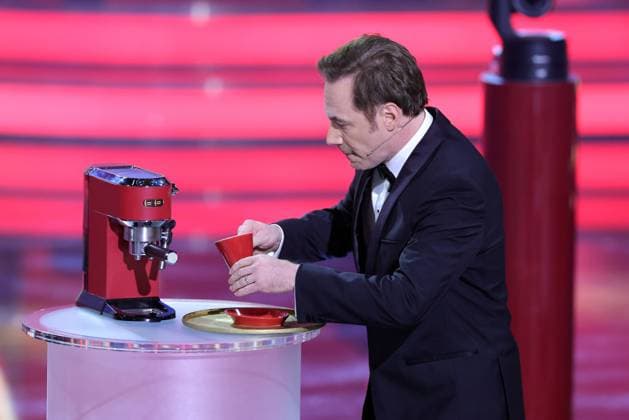 Bayerischer Filmpreis 2023 Michael Bully Herbig an der Kaffeemaschine. Verleihung des 45. Bayerischen Filmpreises 2023 am 19.01.2024 im Prinzregententheater in Münche. Bayern, Deutschland.