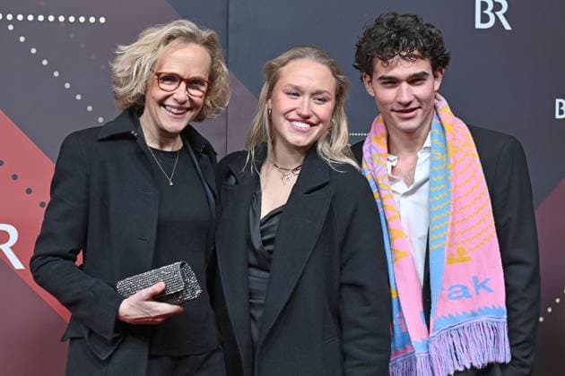 v.li:Juliane Koehler, Tochter Jette Roesch und Sandro Madlener. Roter Teppich,Red Carpet,Bayerischer Filmpreis 2023 am 19.09.2024 im Prinzregententheater in Muenchen.
