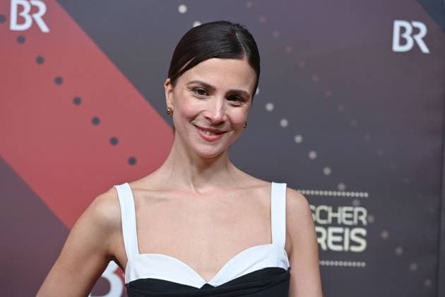 Aylin Tezel (Schauspielerin), Einzelbild,angeschnittenes Einzelmotiv,Portraet,Portrait,Porträt. Roter Teppich,Red Carpet,Bayerischer Filmpreis 2023 am 19.09.2024 im Prinzregententheater in Muenchen.