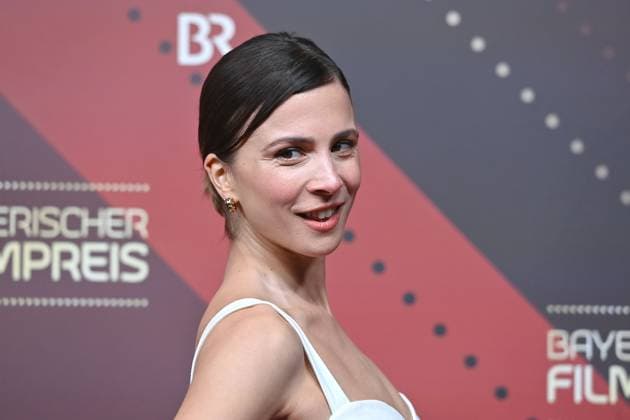 Aylin Tezel (Schauspielerin), Einzelbild,angeschnittenes Einzelmotiv,Portraet,Portrait,Porträt. Roter Teppich,Red Carpet,Bayerischer Filmpreis 2023 am 19.09.2024 im Prinzregententheater in Muenchen.