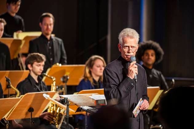 18.01.2024 Weimar: Konzert des Jazz Orchestra der Hochschule für Musik Franz Liszt unter der Leitung von Erik van Lier. Der bekannte niederländische Jazz Bassposaunist hat mehrere Tage mit den jungen Musiker der Hochschule zu dem 2010 verstorbenen Jazz-Musiker Peter Herbolzheimer gearbeitet, unter dessen Leitung Erik van Lier in der legendären Kenny Clarke Francy Boland Bigband gespielt hat.