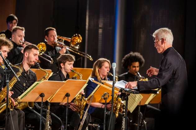 18.01.2024 Weimar: Konzert des Jazz Orchestra der Hochschule für Musik Franz Liszt unter der Leitung von Erik van Lier. Der bekannte niederländische Jazz Bassposaunist hat mehrere Tage mit den jungen Musiker der Hochschule zu dem 2010 verstorbenen Jazz-Musiker Peter Herbolzheimer gearbeitet, unter dessen Leitung Erik van Lier in der legendären Kenny Clarke Francy Boland Bigband gespielt hat.