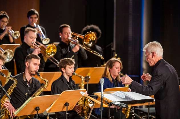 18.01.2024 Weimar: Konzert des Jazz Orchestra der Hochschule für Musik Franz Liszt unter der Leitung von Erik van Lier. Der bekannte niederländische Jazz Bassposaunist hat mehrere Tage mit den jungen Musiker der Hochschule zu dem 2010 verstorbenen Jazz-Musiker Peter Herbolzheimer gearbeitet, unter dessen Leitung Erik van Lier in der legendären Kenny Clarke Francy Boland Bigband gespielt hat.