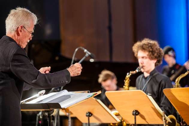 18.01.2024 Weimar: Konzert des Jazz Orchestra der Hochschule für Musik Franz Liszt unter der Leitung von Erik van Lier. Der bekannte niederländische Jazz Bassposaunist hat mehrere Tage mit den jungen Musiker der Hochschule zu dem 2010 verstorbenen Jazz-Musiker Peter Herbolzheimer gearbeitet, unter dessen Leitung Erik van Lier in der legendären Kenny Clarke Francy Boland Bigband gespielt hat.
