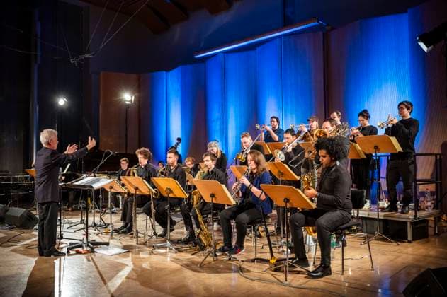 18.01.2024 Weimar: Konzert des Jazz Orchestra der Hochschule für Musik Franz Liszt unter der Leitung von Erik van Lier. Der bekannte niederländische Jazz Bassposaunist hat mehrere Tage mit den jungen Musiker der Hochschule zu dem 2010 verstorbenen Jazz-Musiker Peter Herbolzheimer gearbeitet, unter dessen Leitung Erik van Lier in der legendären Kenny Clarke Francy Boland Bigband gespielt hat.