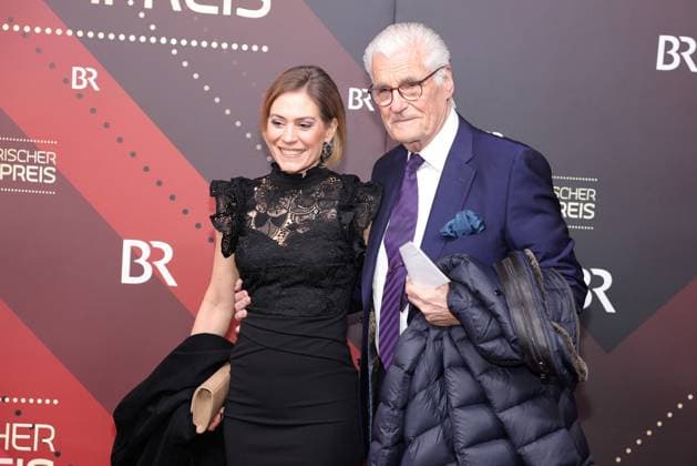 Bayerischer Filmpreis 2023 Sky du Mont mit Julia Schütze. Verleihung des 45. Bayerischen Filmpreises 2023 am 19.01.2024 im Prinzregententheater in Münche. Bayern, Deutschland.