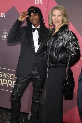 Bayerischer Filmpreis 2023 Fabrice Morvan mit Partnerin Tessa van der Steen. Verleihung des 45. Bayerischen Filmpreises 2023 am 19.01.2024 im Prinzregententheater in Münche. Bayern, Deutschland.
