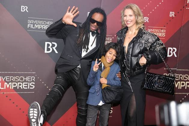 Bayerischer Filmpreis 2023 Fabrice Morvan mit Partnerin Tessa van der Steen und Sohn Sacha . Verleihung des 45. Bayerischen Filmpreises 2023 am 19.01.2024 im Prinzregententheater in Münche. Bayern, Deutschland.