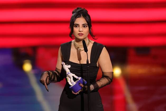 Bayerischer Filmpreis 2023 Bayan Layla bei der Dankesrede. Verleihung des 45. Bayerischen Filmpreises 2023 am 19.01.2024 im Prinzregententheater in Münche. Bayern, Deutschland.