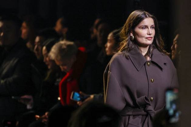 Laetitia Casta, Audrey Marnay et ... au dÃ filÃ Ami - Alexandre Mattiussi Collection Homme PrÃªt-Ã -Porter Automne Hiver 2024 2025 lors de la Fashion Week de Paris (PFW) Laetitia Casta au dÃ filÃ Ami - Alexandre Mattiussi Collection Homme PrÃªt-Ã -Porter Automne Hiver 2024-2025 lors de la Fashion Week de Paris (PFW), Ã Paris, France, le 19 janvier 2024. AMI - Alexandre Mattiussi Menswear Fall Winter 2024-2025 show as part of Paris Fashion Week in Paris, France, on January 18, 2024. Paris France  Copyright: xAgencex xBestimagexAgencex xBestimagex
