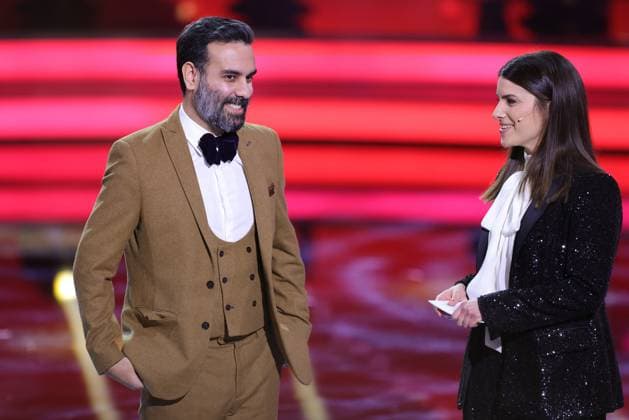 Bayerischer Filmpreis 2023 Alireza Golafshan mit Moderatorin Sandra Griess, Verleihung des 45. Bayerischen Filmpreises 2023 am 19.01.2024 im Prinzregententheater in Münche. Bayern, Deutschland.