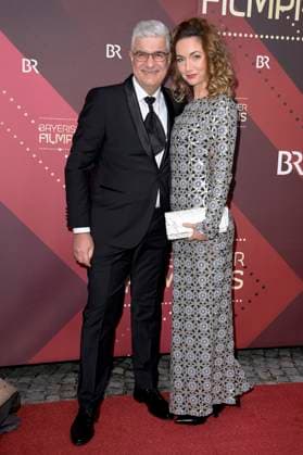 Stephen A. Sikder mit Ehefrau Kristin Naefe bei der Verleihung des 45. Bayerischen Filmpreises 2023 im Prinzregententheater. München, 19.01.2024