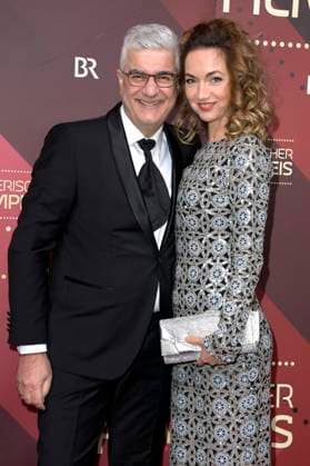 Stephen A. Sikder mit Ehefrau Kristin Naefe bei der Verleihung des 45. Bayerischen Filmpreises 2023 im Prinzregententheater. München, 19.01.2024