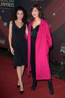 Nadine Menz und Jasmin Lord bei der Verleihung des 45. Bayerischen Filmpreises 2023 im Prinzregententheater. München, 19.01.2024