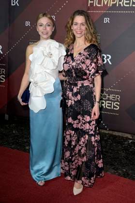 Anna Ewelina mit Gast bei der Verleihung des 45. Bayerischen Filmpreises 2023 im Prinzregententheater. München, 19.01.2024