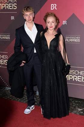 Brigitte Hobmeier mit Sohn August Brugger bei der Verleihung des 45. Bayerischen Filmpreises 2023 im Prinzregententheater. München, 19.01.2024