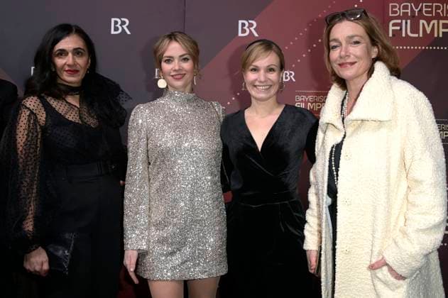 Ilknur Boyraz, Laura Osswald, Anna Stern und Aglaia Szyszkowitz bei der Verleihung des 45. Bayerischen Filmpreises 2023 im Prinzregententheater. München, 19.01.2024